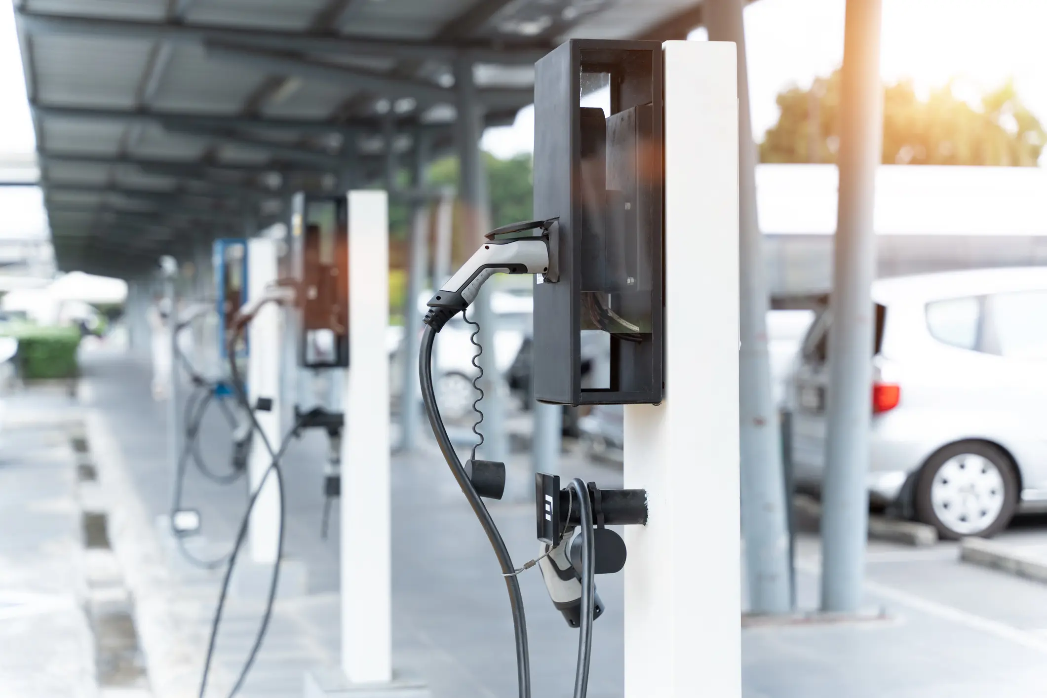 E-Ladestationen für Elektroautos auf überdachten Stellplätzen